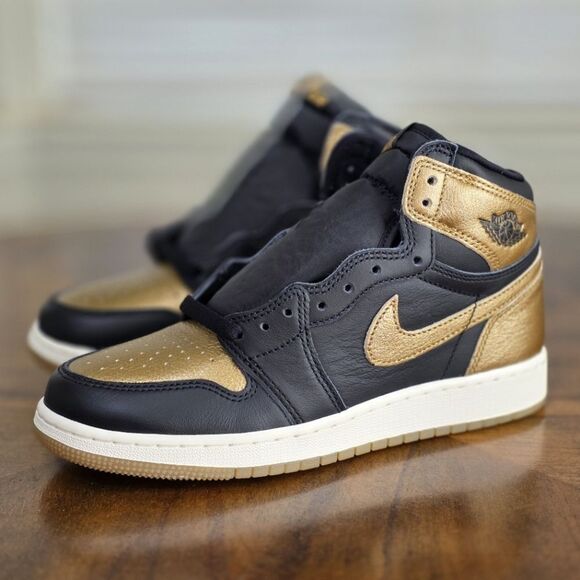 Nike Air Jordan 1 Retro Hi OG Black Metallic Gold FD1437-071 GS 6Y Women's 7.5 - Picture 1 of 14